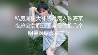 红色吊带包臀裙的美女逛夜市岔开腿被抄底粉色内裤紧紧包裹勒出深深的逼缝隙中间湿了侧面还露毛